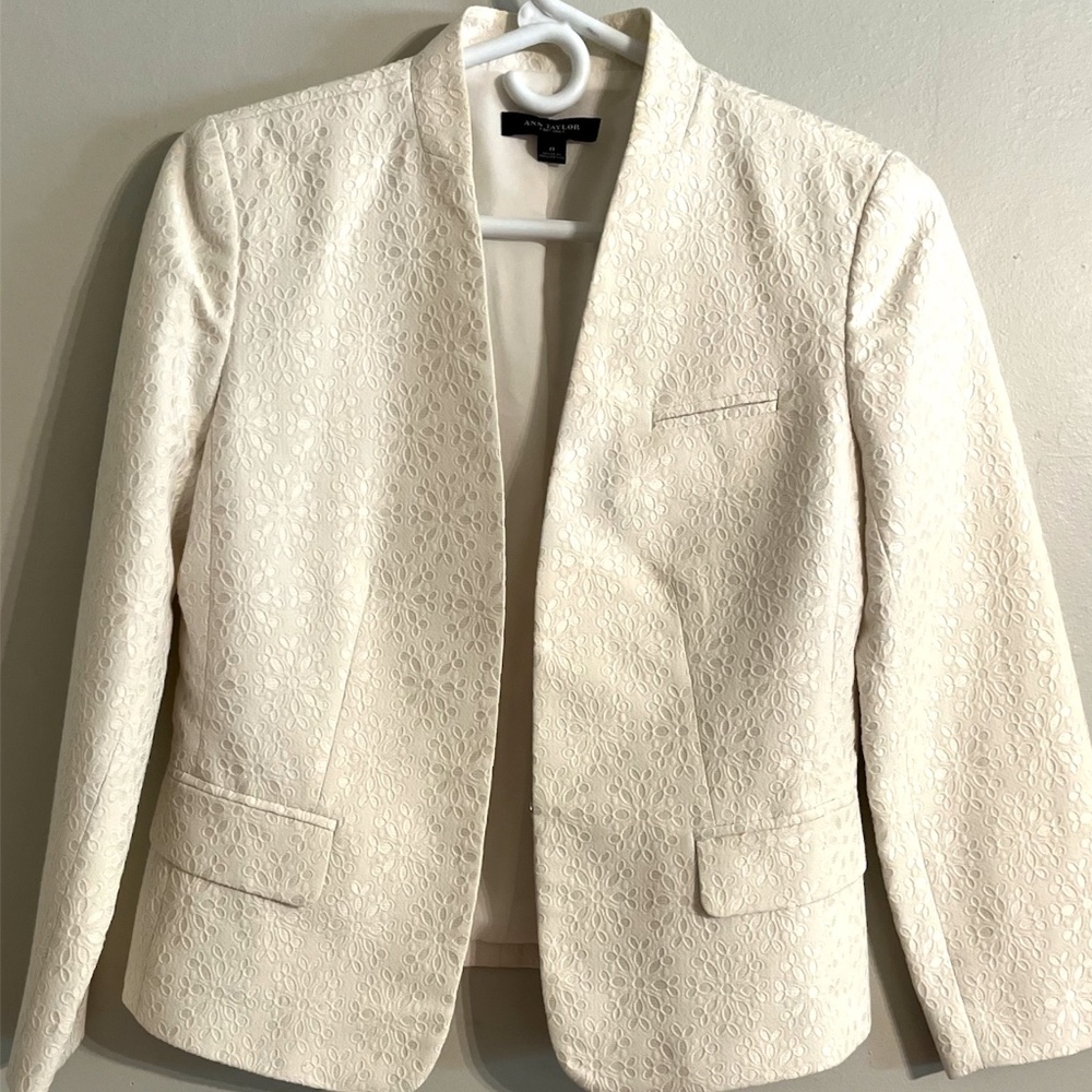 Ann Taylor Womens Blazer Cropped Ivory Eyelet Pattern Hook Eye Lined Size 0